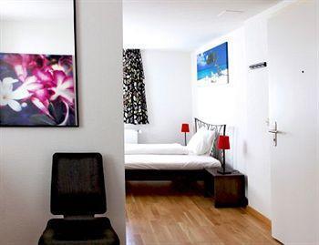 Swiss Star Guesthouse District 4 - Contactless Self Check-In Zúrich Exterior foto