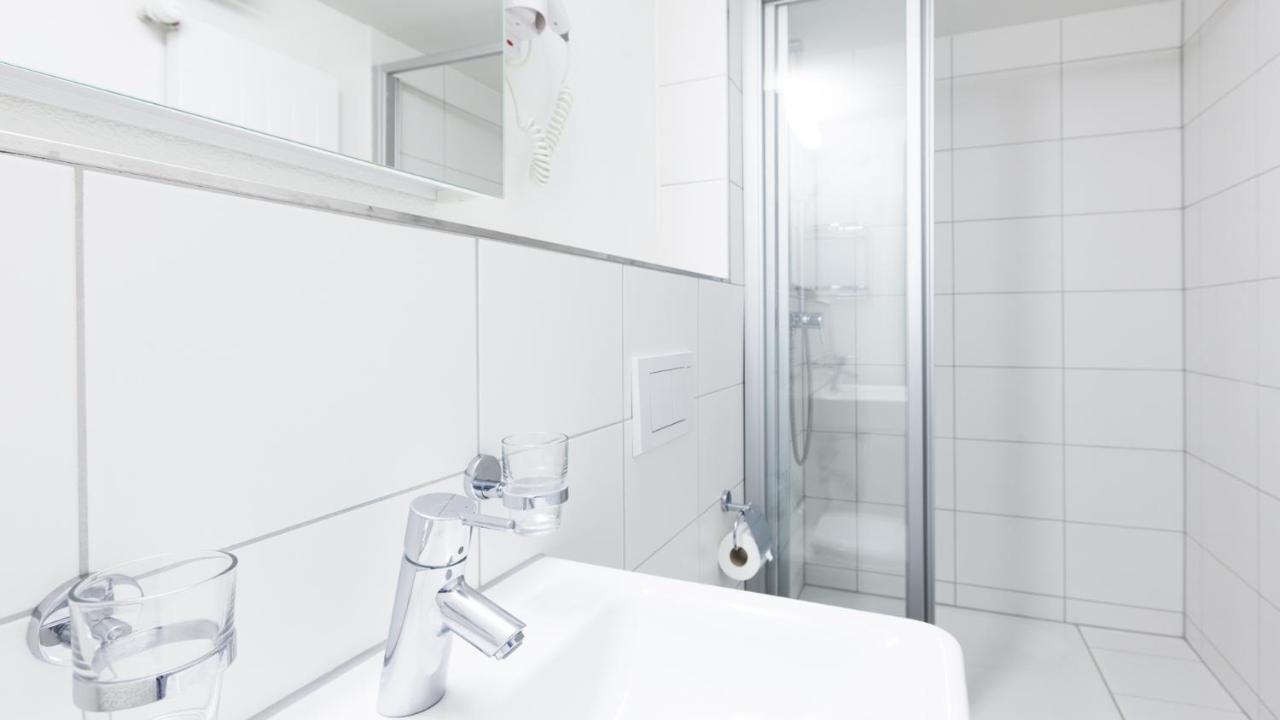 Swiss Star Guesthouse District 4 - Contactless Self Check-In Zúrich Exterior foto